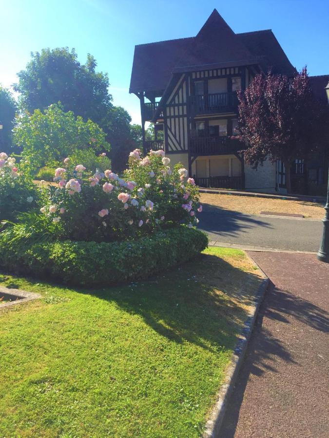 Domaine privé, , piscine, jacuzzi, joli appartement Deauville Extérieur photo